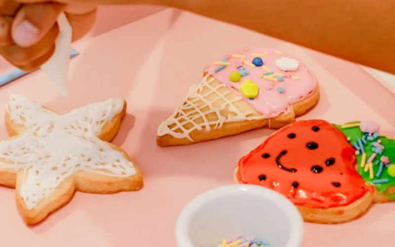 Décoration de biscuits pour la fête des mères - Bibliothèque de Rosemont